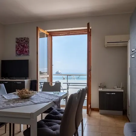 Apple House * 지아르디니낙소스